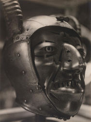 Стальная лицевая броня короля Генриха VIII в Лондонском Тауэре, 1932 год, Альфред Эйзенштадт - 2016.75.66.73